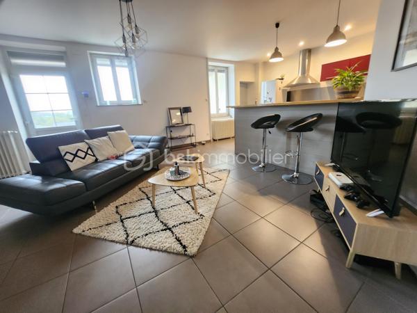Magnifique Maison de village de 122 m² à Urzy

Amoureux des jolis coins de campagne, bordée par une rivière, située sur la belle commune d'Urzy, à deux pas des écoles, commerces et commodités de Guérigny, nous vous présentons cette magnifique maison de village d'une surface habitable de 122 m², implantée sur un terrain de 1 800 m², avec une belle vue et sans vis-à-vis. Elle propose 5 pièces dont 4 chambres, réparties comme suit : un séjour, un salon, une cuisine, une chambre et une salle d'eau au rez-de-chaussée, un palier desservant trois chambres et une salle de bain à l'étage, ainsi que deux caves, une laverie et une buanderie en sous-sol, complétées par un garage indépendant.

Dès le rez-de-chaussée, un séjour de 48 m² avec cheminée d'origine dessert un salon, ouvert sur une cuisine aménagée et équipée. Le rez-de-chaussée dispose d'une chambre de 14 m², agrémentée elle aussi d'une cheminée d'origine, ainsi qu'une salle d'eau avec douche cabine et wc, complètent ce niveau

À l'étage, le palier dessert trois chambres : une première de 12 m² avec velux, une deuxième de 15 m² avec climatisation, ainsi qu'une troisième de 15 m² avec dressing. Le palier dessert également une salle de bain, avec baignoire.

Au sous-sol, vous trouverez deux caves de 30 m² et 31 m², une laverie, ainsi qu'une buanderie de 15 m² avec porte de service
.
Elle dispose d'huisseries PVC double vitrage, avec volets battants et volets roulants motorisés, ainsi que d'un chauffage au gaz de ville avec production d'eau chaude, via une chaudière entretenue. Les sols sont en carrelage au rez-de-chaussée, hormis la chambre en parquet stratifié, en parquet stratifié à l'étage, hormis la salle de bain en linoléum, et en dalle béton au sous-sol. Sa toiture est en tuiles mécaniques. Côté assainissement, la maison est raccordée au tout-à-l'égout.
Côté extérieur, profitez d'un garage indépendant de 18 m², d'une dépendance, ainsi que d'un beau terrain de 1 800 m², sans vis-à-vis, avec une belle vue, dans un cadre de campagne. La maison dispose également d'un parking intérieur et d'un parking extérieur.

Les plus de cette maison : Sa pièce de vie lumineuse et son aménagement intérieur,  ses 4 chambres dont sa chambre avec dressing et sa chambre climatisée, ainsi que ses cheminées d'origine pleines de charme. Sa situation bordée par une rivière, sa belle vue sans vis-à-vis, sa proximité des écoles, commerces et commodités de Guérigny, son terrain de 1 800 m², ses deux caves totalisant plus de 60 m², son garage indépendant,

Des photos supplémentaires sont disponibles sur BSK IMMOBILIER, rubrique Nos conseillers, Olivier FRESLON.
Pour tout renseignement complémentaire ou pour une visite, contactez moi au 07 62 78 13 13 

Une maison de village pleine de caractère, au calme de la campagne, à découvrir sans tarder : ne passez pas à côté de cette opportunité à Urzy