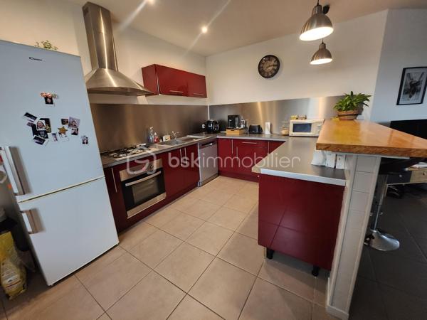 Magnifique Maison de village de 122 m² à Urzy

Amoureux des jolis coins de campagne, bordée par une rivière, située sur la belle commune d'Urzy, à deux pas des écoles, commerces et commodités de Guérigny, nous vous présentons cette magnifique maison de village d'une surface habitable de 122 m², implantée sur un terrain de 1 800 m², avec une belle vue et sans vis-à-vis. Elle propose 5 pièces dont 4 chambres, réparties comme suit : un séjour, un salon, une cuisine, une chambre et une salle d'eau au rez-de-chaussée, un palier desservant trois chambres et une salle de bain à l'étage, ainsi que deux caves, une laverie et une buanderie en sous-sol, complétées par un garage indépendant.

Dès le rez-de-chaussée, un séjour de 48 m² avec cheminée d'origine dessert un salon, ouvert sur une cuisine aménagée et équipée. Le rez-de-chaussée dispose d'une chambre de 14 m², agrémentée elle aussi d'une cheminée d'origine, ainsi qu'une salle d'eau avec douche cabine et wc, complètent ce niveau

À l'étage, le palier dessert trois chambres : une première de 12 m² avec velux, une deuxième de 15 m² avec climatisation, ainsi qu'une troisième de 15 m² avec dressing. Le palier dessert également une salle de bain, avec baignoire.

Au sous-sol, vous trouverez deux caves de 30 m² et 31 m², une laverie, ainsi qu'une buanderie de 15 m² avec porte de service
.
Elle dispose d'huisseries PVC double vitrage, avec volets battants et volets roulants motorisés, ainsi que d'un chauffage au gaz de ville avec production d'eau chaude, via une chaudière entretenue. Les sols sont en carrelage au rez-de-chaussée, hormis la chambre en parquet stratifié, en parquet stratifié à l'étage, hormis la salle de bain en linoléum, et en dalle béton au sous-sol. Sa toiture est en tuiles mécaniques. Côté assainissement, la maison est raccordée au tout-à-l'égout.
Côté extérieur, profitez d'un garage indépendant de 18 m², d'une dépendance, ainsi que d'un beau terrain de 1 800 m², sans vis-à-vis, avec une belle vue, dans un cadre de campagne. La maison dispose également d'un parking intérieur et d'un parking extérieur.

Les plus de cette maison : Sa pièce de vie lumineuse et son aménagement intérieur,  ses 4 chambres dont sa chambre avec dressing et sa chambre climatisée, ainsi que ses cheminées d'origine pleines de charme. Sa situation bordée par une rivière, sa belle vue sans vis-à-vis, sa proximité des écoles, commerces et commodités de Guérigny, son terrain de 1 800 m², ses deux caves totalisant plus de 60 m², son garage indépendant,

Des photos supplémentaires sont disponibles sur BSK IMMOBILIER, rubrique Nos conseillers, Olivier FRESLON.
Pour tout renseignement complémentaire ou pour une visite, contactez moi au 07 62 78 13 13 

Une maison de village pleine de caractère, au calme de la campagne, à découvrir sans tarder : ne passez pas à côté de cette opportunité à Urzy