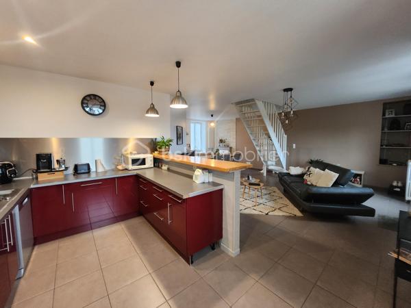 Magnifique Maison de village de 122 m² à Urzy

Amoureux des jolis coins de campagne, bordée par une rivière, située sur la belle commune d'Urzy, à deux pas des écoles, commerces et commodités de Guérigny, nous vous présentons cette magnifique maison de village d'une surface habitable de 122 m², implantée sur un terrain de 1 800 m², avec une belle vue et sans vis-à-vis. Elle propose 5 pièces dont 4 chambres, réparties comme suit : un séjour, un salon, une cuisine, une chambre et une salle d'eau au rez-de-chaussée, un palier desservant trois chambres et une salle de bain à l'étage, ainsi que deux caves, une laverie et une buanderie en sous-sol, complétées par un garage indépendant.

Dès le rez-de-chaussée, un séjour de 48 m² avec cheminée d'origine dessert un salon, ouvert sur une cuisine aménagée et équipée. Le rez-de-chaussée dispose d'une chambre de 14 m², agrémentée elle aussi d'une cheminée d'origine, ainsi qu'une salle d'eau avec douche cabine et wc, complètent ce niveau

À l'étage, le palier dessert trois chambres : une première de 12 m² avec velux, une deuxième de 15 m² avec climatisation, ainsi qu'une troisième de 15 m² avec dressing. Le palier dessert également une salle de bain, avec baignoire.

Au sous-sol, vous trouverez deux caves de 30 m² et 31 m², une laverie, ainsi qu'une buanderie de 15 m² avec porte de service
.
Elle dispose d'huisseries PVC double vitrage, avec volets battants et volets roulants motorisés, ainsi que d'un chauffage au gaz de ville avec production d'eau chaude, via une chaudière entretenue. Les sols sont en carrelage au rez-de-chaussée, hormis la chambre en parquet stratifié, en parquet stratifié à l'étage, hormis la salle de bain en linoléum, et en dalle béton au sous-sol. Sa toiture est en tuiles mécaniques. Côté assainissement, la maison est raccordée au tout-à-l'égout.
Côté extérieur, profitez d'un garage indépendant de 18 m², d'une dépendance, ainsi que d'un beau terrain de 1 800 m², sans vis-à-vis, avec une belle vue, dans un cadre de campagne. La maison dispose également d'un parking intérieur et d'un parking extérieur.

Les plus de cette maison : Sa pièce de vie lumineuse et son aménagement intérieur,  ses 4 chambres dont sa chambre avec dressing et sa chambre climatisée, ainsi que ses cheminées d'origine pleines de charme. Sa situation bordée par une rivière, sa belle vue sans vis-à-vis, sa proximité des écoles, commerces et commodités de Guérigny, son terrain de 1 800 m², ses deux caves totalisant plus de 60 m², son garage indépendant,

Des photos supplémentaires sont disponibles sur BSK IMMOBILIER, rubrique Nos conseillers, Olivier FRESLON.
Pour tout renseignement complémentaire ou pour une visite, contactez moi au 07 62 78 13 13 

Une maison de village pleine de caractère, au calme de la campagne, à découvrir sans tarder : ne passez pas à côté de cette opportunité à Urzy