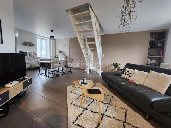 Magnifique Maison de village de 122 m² à Urzy

Amoureux des jolis coins de campagne, bordée par une rivière, située sur la belle commune d'Urzy, à deux pas des écoles, commerces et commodités de Guérigny, nous vous présentons cette magnifique maison de village d'une surface habitable de 122 m², implantée sur un terrain de 1 800 m², avec une belle vue et sans vis-à-vis. Elle propose 5 pièces dont 4 chambres, réparties comme suit : un séjour, un salon, une cuisine, une chambre et une salle d'eau au rez-de-chaussée, un palier desservant trois chambres et une salle de bain à l'étage, ainsi que deux caves, une laverie et une buanderie en sous-sol, complétées par un garage indépendant.

Dès le rez-de-chaussée, un séjour de 48 m² avec cheminée d'origine dessert un salon, ouvert sur une cuisine aménagée et équipée. Le rez-de-chaussée dispose d'une chambre de 14 m², agrémentée elle aussi d'une cheminée d'origine, ainsi qu'une salle d'eau avec douche cabine et wc, complètent ce niveau

À l'étage, le palier dessert trois chambres : une première de 12 m² avec velux, une deuxième de 15 m² avec climatisation, ainsi qu'une troisième de 15 m² avec dressing. Le palier dessert également une salle de bain, avec baignoire.

Au sous-sol, vous trouverez deux caves de 30 m² et 31 m², une laverie, ainsi qu'une buanderie de 15 m² avec porte de service
.
Elle dispose d'huisseries PVC double vitrage, avec volets battants et volets roulants motorisés, ainsi que d'un chauffage au gaz de ville avec production d'eau chaude, via une chaudière entretenue. Les sols sont en carrelage au rez-de-chaussée, hormis la chambre en parquet stratifié, en parquet stratifié à l'étage, hormis la salle de bain en linoléum, et en dalle béton au sous-sol. Sa toiture est en tuiles mécaniques. Côté assainissement, la maison est raccordée au tout-à-l'égout.
Côté extérieur, profitez d'un garage indépendant de 18 m², d'une dépendance, ainsi que d'un beau terrain de 1 800 m², sans vis-à-vis, avec une belle vue, dans un cadre de campagne. La maison dispose également d'un parking intérieur et d'un parking extérieur.

Les plus de cette maison : Sa pièce de vie lumineuse et son aménagement intérieur,  ses 4 chambres dont sa chambre avec dressing et sa chambre climatisée, ainsi que ses cheminées d'origine pleines de charme. Sa situation bordée par une rivière, sa belle vue sans vis-à-vis, sa proximité des écoles, commerces et commodités de Guérigny, son terrain de 1 800 m², ses deux caves totalisant plus de 60 m², son garage indépendant,

Des photos supplémentaires sont disponibles sur BSK IMMOBILIER, rubrique Nos conseillers, Olivier FRESLON.
Pour tout renseignement complémentaire ou pour une visite, contactez moi au 07 62 78 13 13 

Une maison de village pleine de caractère, au calme de la campagne, à découvrir sans tarder : ne passez pas à côté de cette opportunité à Urzy