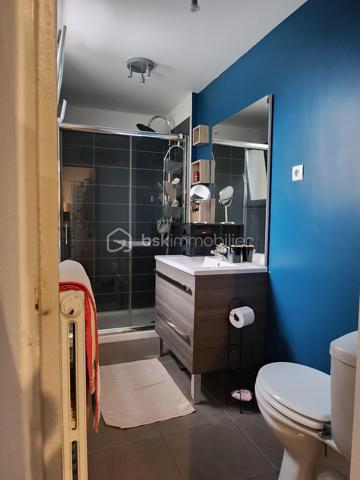 Magnifique Maison de village de 122 m² à Urzy

Amoureux des jolis coins de campagne, bordée par une rivière, située sur la belle commune d'Urzy, à deux pas des écoles, commerces et commodités de Guérigny, nous vous présentons cette magnifique maison de village d'une surface habitable de 122 m², implantée sur un terrain de 1 800 m², avec une belle vue et sans vis-à-vis. Elle propose 5 pièces dont 4 chambres, réparties comme suit : un séjour, un salon, une cuisine, une chambre et une salle d'eau au rez-de-chaussée, un palier desservant trois chambres et une salle de bain à l'étage, ainsi que deux caves, une laverie et une buanderie en sous-sol, complétées par un garage indépendant.

Dès le rez-de-chaussée, un séjour de 48 m² avec cheminée d'origine dessert un salon, ouvert sur une cuisine aménagée et équipée. Le rez-de-chaussée dispose d'une chambre de 14 m², agrémentée elle aussi d'une cheminée d'origine, ainsi qu'une salle d'eau avec douche cabine et wc, complètent ce niveau

À l'étage, le palier dessert trois chambres : une première de 12 m² avec velux, une deuxième de 15 m² avec climatisation, ainsi qu'une troisième de 15 m² avec dressing. Le palier dessert également une salle de bain, avec baignoire.

Au sous-sol, vous trouverez deux caves de 30 m² et 31 m², une laverie, ainsi qu'une buanderie de 15 m² avec porte de service
.
Elle dispose d'huisseries PVC double vitrage, avec volets battants et volets roulants motorisés, ainsi que d'un chauffage au gaz de ville avec production d'eau chaude, via une chaudière entretenue. Les sols sont en carrelage au rez-de-chaussée, hormis la chambre en parquet stratifié, en parquet stratifié à l'étage, hormis la salle de bain en linoléum, et en dalle béton au sous-sol. Sa toiture est en tuiles mécaniques. Côté assainissement, la maison est raccordée au tout-à-l'égout.
Côté extérieur, profitez d'un garage indépendant de 18 m², d'une dépendance, ainsi que d'un beau terrain de 1 800 m², sans vis-à-vis, avec une belle vue, dans un cadre de campagne. La maison dispose également d'un parking intérieur et d'un parking extérieur.

Les plus de cette maison : Sa pièce de vie lumineuse et son aménagement intérieur,  ses 4 chambres dont sa chambre avec dressing et sa chambre climatisée, ainsi que ses cheminées d'origine pleines de charme. Sa situation bordée par une rivière, sa belle vue sans vis-à-vis, sa proximité des écoles, commerces et commodités de Guérigny, son terrain de 1 800 m², ses deux caves totalisant plus de 60 m², son garage indépendant,

Des photos supplémentaires sont disponibles sur BSK IMMOBILIER, rubrique Nos conseillers, Olivier FRESLON.
Pour tout renseignement complémentaire ou pour une visite, contactez moi au 07 62 78 13 13 

Une maison de village pleine de caractère, au calme de la campagne, à découvrir sans tarder : ne passez pas à côté de cette opportunité à Urzy