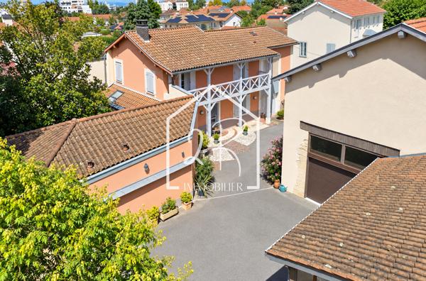 Maison 210 m² habitables, dépendances 150m² et terrain arboré de 1230m²
