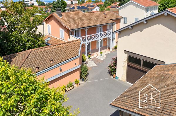 Maison 210 m² habitables, dépendances 150m² et terrain arboré de 1230m²