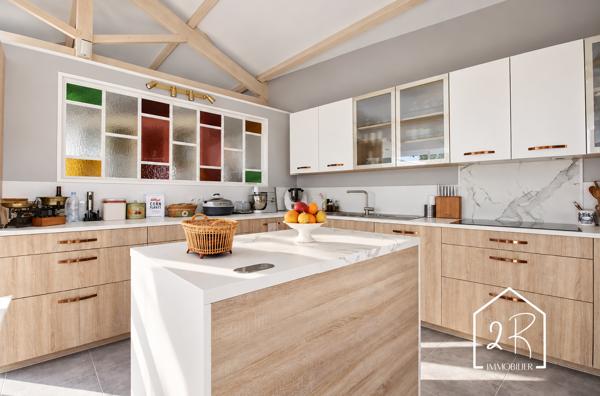 Maison 210 m² habitables, dépendances 150m² et terrain arboré de 1230m²