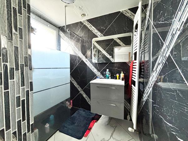 Maison rénovée 155 m² 4 chambres Terrain 1 169 m² ? Bas de Montreynaud