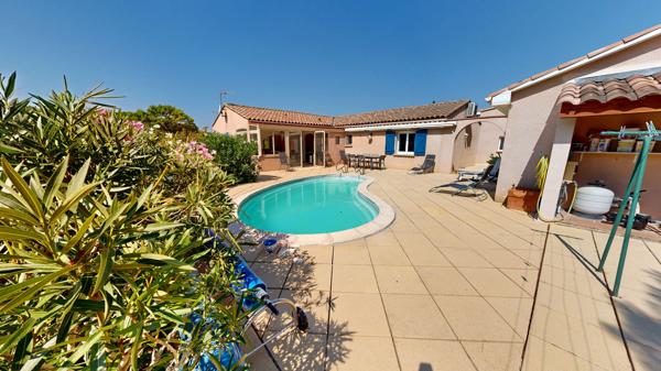 Proche de CARCASSONNE, Maison de plain pied, Dépendance et piscine.