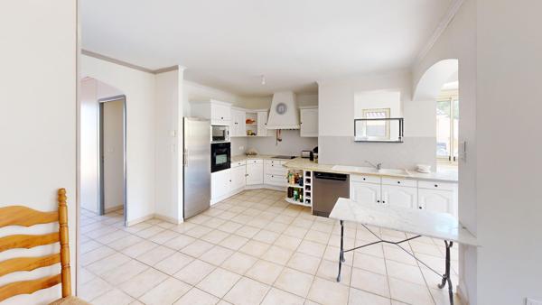 Proche de CARCASSONNE, Maison de plain pied, Dépendance et piscine.