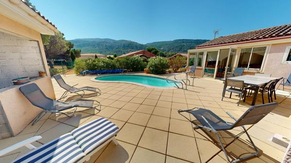 Proche de CARCASSONNE, Maison de plain pied, Dépendance et piscine.