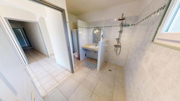 Proche de CARCASSONNE, Maison de plain pied, Dépendance et piscine.