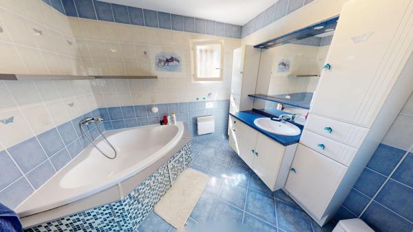 Proche de CARCASSONNE, Maison de plain pied, Dépendance et piscine.