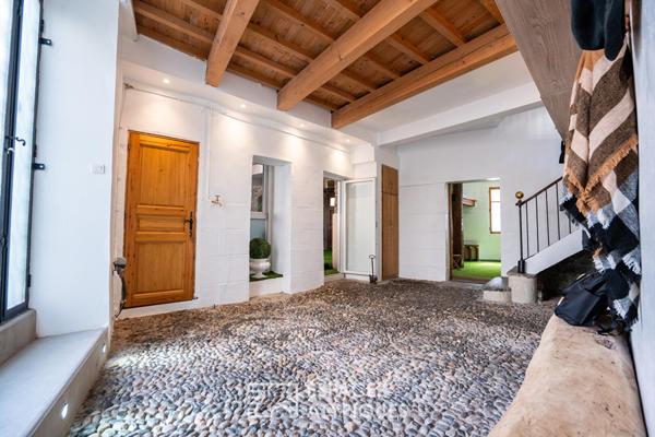 Ancien prieuré romain d’exception avec patio, piscine et garage