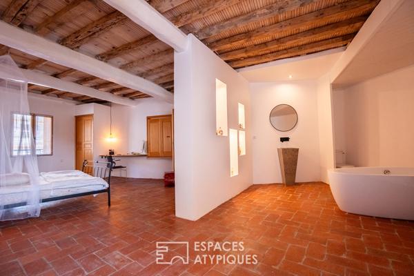 Ancien prieuré romain d’exception avec patio, piscine et garage