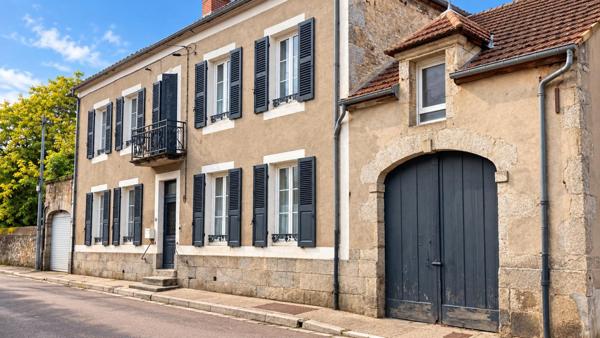 LORMES  - Demeure de caractère de 13 pièces au coeur du village