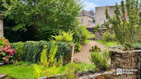 LORMES  - Demeure de caractère de 13 pièces au coeur du village