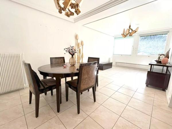 Vente                                                      Appartement
                        
                     4 pièces                      87 m2                     à Paris 15