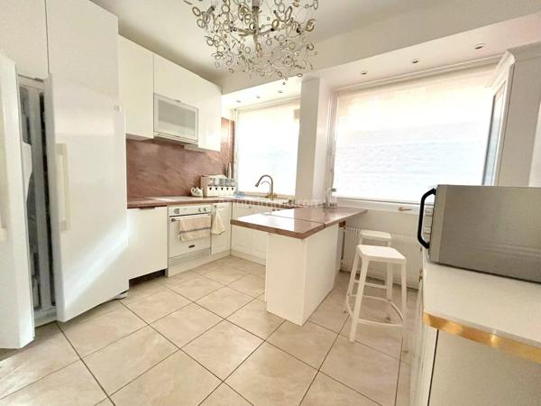 Vente                                                      Appartement
                        
                     4 pièces                      87 m2                     à Paris 15