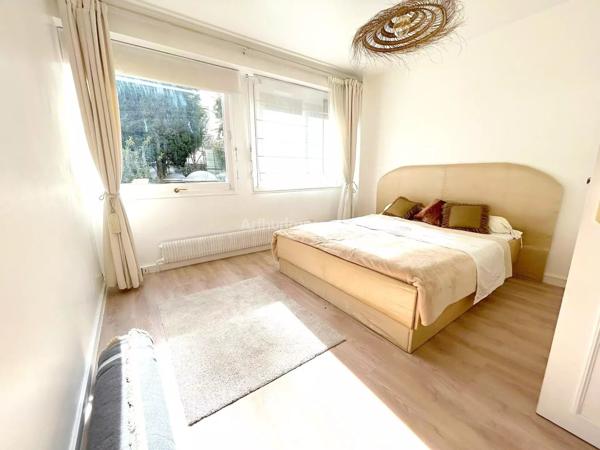 Vente                                                      Appartement
                        
                     4 pièces                      87 m2                     à Paris 15