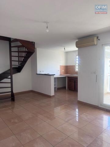 A louer très bel appartement F4 duplex rénové sur la résidence PLUIE D'OR à Saint Denis rue Ruisseau des Noirs.