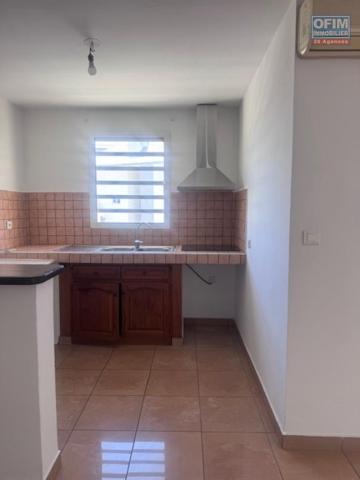 A louer très bel appartement F4 duplex rénové sur la résidence PLUIE D'OR à Saint Denis rue Ruisseau des Noirs.