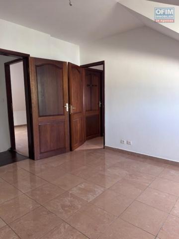 A louer très bel appartement F4 duplex rénové sur la résidence PLUIE D'OR à Saint Denis rue Ruisseau des Noirs.