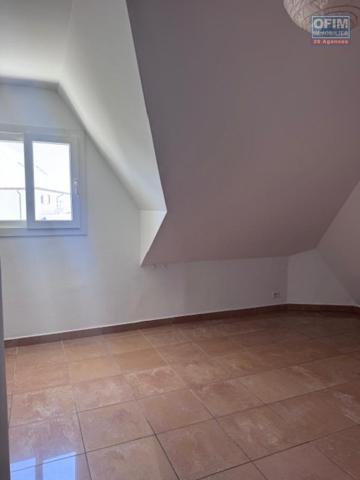 A louer très bel appartement F4 duplex rénové sur la résidence PLUIE D'OR à Saint Denis rue Ruisseau des Noirs.