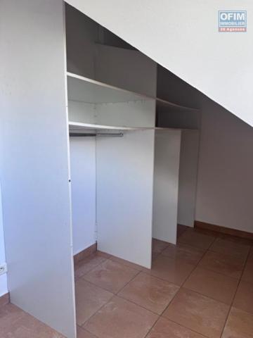 A louer très bel appartement F4 duplex rénové sur la résidence PLUIE D'OR à Saint Denis rue Ruisseau des Noirs.