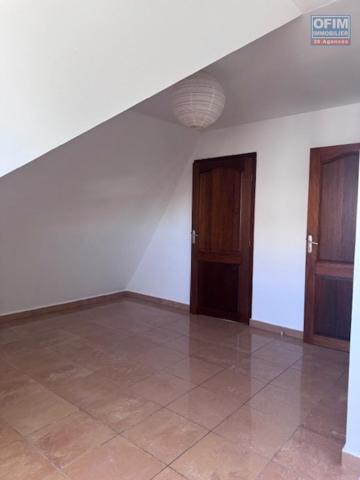 A louer très bel appartement F4 duplex rénové sur la résidence PLUIE D'OR à Saint Denis rue Ruisseau des Noirs.