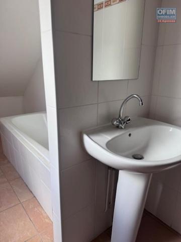 A louer très bel appartement F4 duplex rénové sur la résidence PLUIE D'OR à Saint Denis rue Ruisseau des Noirs.