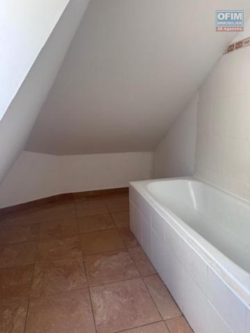 A louer très bel appartement F4 duplex rénové sur la résidence PLUIE D'OR à Saint Denis rue Ruisseau des Noirs.