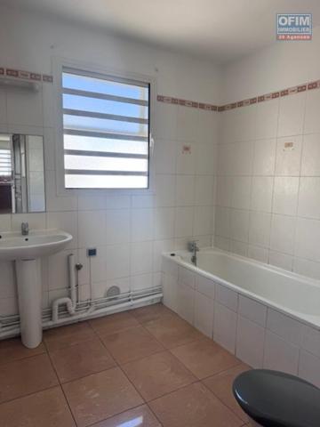 A louer très bel appartement F4 duplex rénové sur la résidence PLUIE D'OR à Saint Denis rue Ruisseau des Noirs.