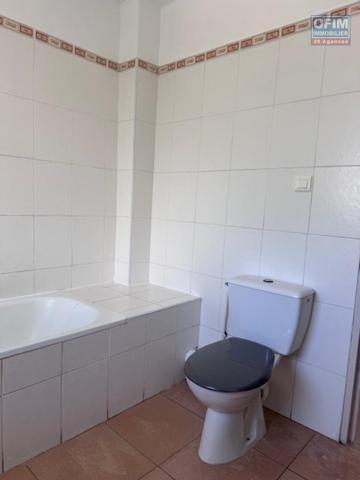 A louer très bel appartement F4 duplex rénové sur la résidence PLUIE D'OR à Saint Denis rue Ruisseau des Noirs.