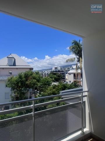 A louer très bel appartement F4 duplex rénové sur la résidence PLUIE D'OR à Saint Denis rue Ruisseau des Noirs.