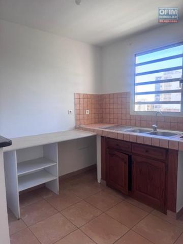 A louer très bel appartement F4 duplex rénové sur la résidence PLUIE D'OR à Saint Denis rue Ruisseau des Noirs.