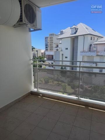 A louer très bel appartement F4 duplex rénové sur la résidence PLUIE D'OR à Saint Denis rue Ruisseau des Noirs.