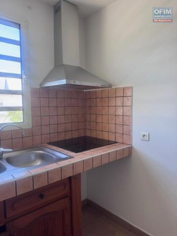 A louer très bel appartement F4 duplex rénové sur la résidence PLUIE D'OR à Saint Denis rue Ruisseau des Noirs.