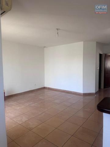 A louer très bel appartement F4 duplex rénové sur la résidence PLUIE D'OR à Saint Denis rue Ruisseau des Noirs.