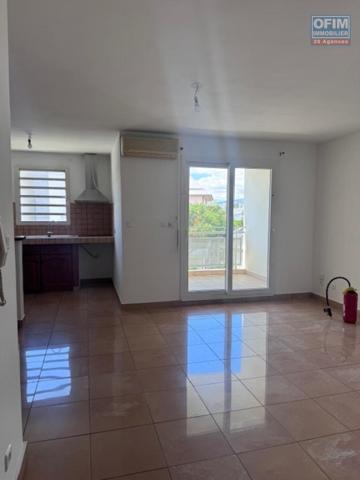 A louer très bel appartement F4 duplex rénové sur la résidence PLUIE D'OR à Saint Denis rue Ruisseau des Noirs.