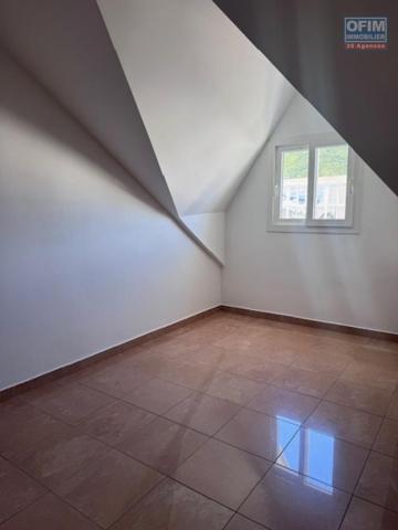 A louer très bel appartement F4 duplex rénové sur la résidence PLUIE D'OR à Saint Denis rue Ruisseau des Noirs.