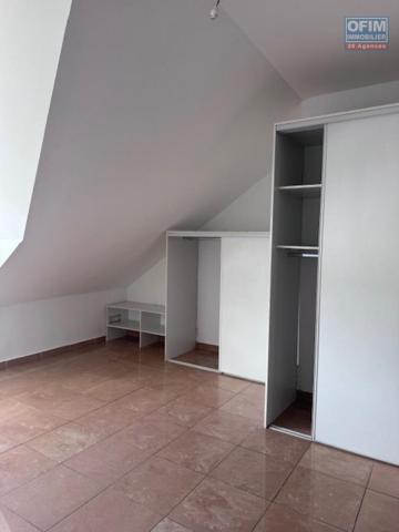 A louer très bel appartement F4 duplex rénové sur la résidence PLUIE D'OR à Saint Denis rue Ruisseau des Noirs.