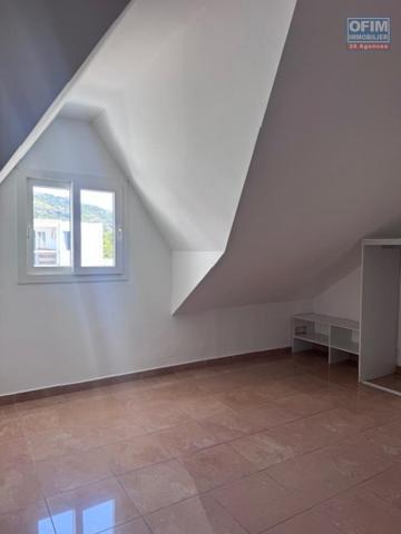 A louer très bel appartement F4 duplex rénové sur la résidence PLUIE D'OR à Saint Denis rue Ruisseau des Noirs.