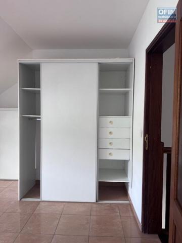 A louer très bel appartement F4 duplex rénové sur la résidence PLUIE D'OR à Saint Denis rue Ruisseau des Noirs.