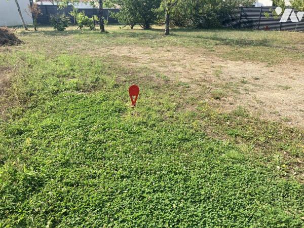 SAINTE-PAZANNE Bourg, une parcelle de terrain à bâtir
