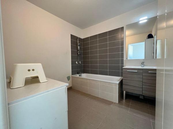 À vendre – Superbe T3 traversant avec terrasse, vue dégagée et parking – Port Marianne, Montpellier