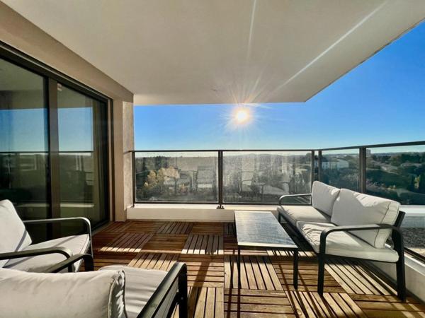 À vendre – Superbe T3 traversant avec terrasse, vue dégagée et parking – Port Marianne, Montpellier