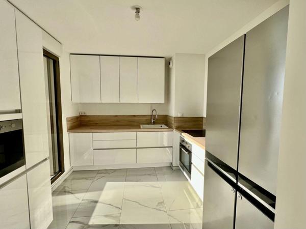 À vendre – Superbe T3 traversant avec terrasse, vue dégagée et parking – Port Marianne, Montpellier