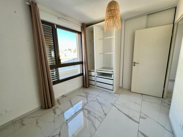 À vendre – Superbe T3 traversant avec terrasse, vue dégagée et parking – Port Marianne, Montpellier