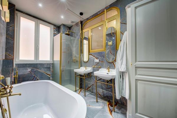 Appartement
         6 pièces
        - 177 m² Bien prestige 1 990 000 € *