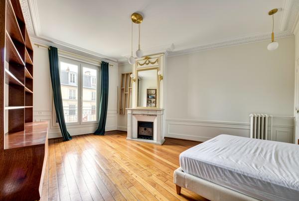 Appartement
         6 pièces
        - 177 m² Bien prestige 1 990 000 € *