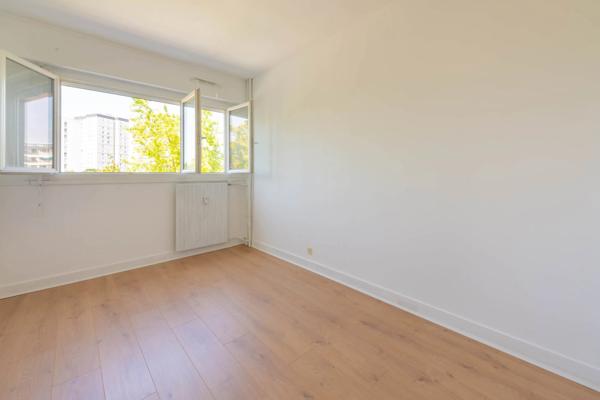 Appartement
         4 pièces
        - 86 m² 190 000 € *