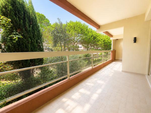 Appartement
         2 pièces
        - 61 m² 350 000 € *